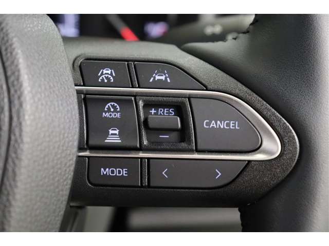 追従機能付クルーズコントロール搭載です。先行車を検知して適切な車間距離を保てる速度に調整、先行車がいなくなったら設定速度で走行を続けてくれます。運転操作の負担を軽減し、疲労軽減に貢献してくれます。