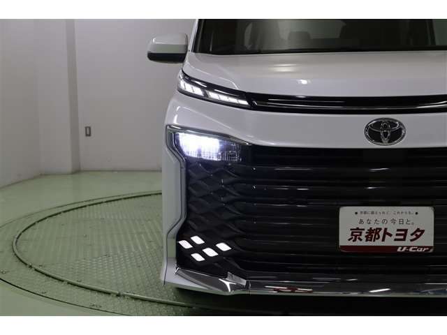 上下2段に分かれて存在感のあるヘッドライトは環境に優しく経済的なLED。周囲の明るさを感知して点灯・消灯するオートライト搭載。オートハイビームも装備しているので、面倒なヘッドライトの切替えは不要です。