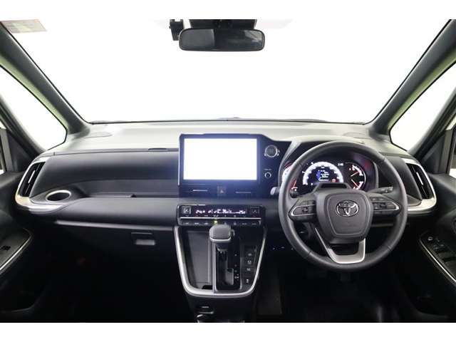 インパネがフラットで広々とした視界と開放感あるステアリング廻り。黒が基調でクールな印象です。必要なものがシンプルにレイアウトされ、運転しやすいですよ。