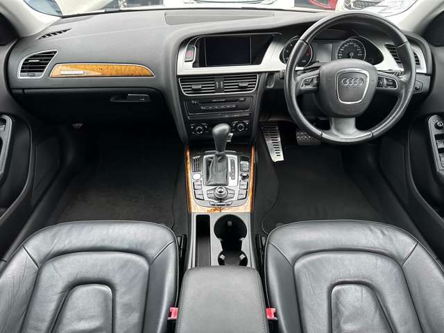 写真の通りキレイな車内♪タバコや獣臭などもなく清潔感のある車両となっております♪汚れがちなフットマットもキレイな状態となっております♪