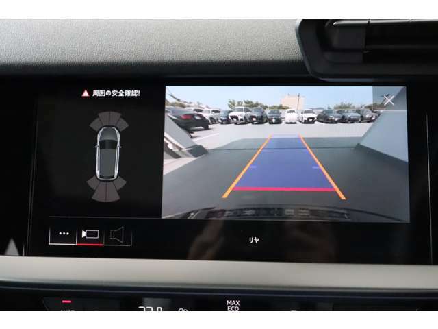 ●リアビューカメラ『入車経路を算出し、ガイドラインと補助線をディスプレイに表示します。同時にバンパーに内蔵のセンサーが障害物を感知し音で注意を促します。後方の死角も安心していただけます。』