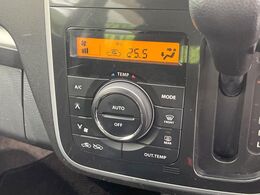 【オートエアコン】一度お好みの温度に設定すれば、車内の温度を検知し風量や温度を自動で調整。暑い…寒い…と何度もスイッチ操作をする必要はありません。快適な車内空間には必須の機能ですね♪