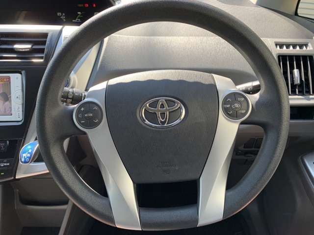 すっきりとしたデザインで上品な色使いです。居心地の良い運転席、長く座ってられるリラックスできるデザインがいいですね♪