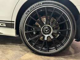 マットブラックの21インチAMG アルミホイール（鍛造）