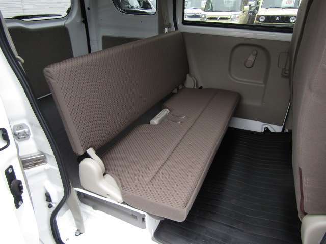 【後部座席も当然、綺麗・清潔！】内装の綺麗なお車は気持ちが良いですしコンディションのよい車が多いです。メールやLINEでのお問合せも可能ですのでお気軽にお問い合わせください。