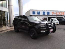 禁煙車☆4WD☆グリルガード☆リフトアップバネ☆イカリングヘッドライト☆LEDテール☆100V電源☆ナビ☆Bluetooth接続☆ETC☆革調シートカバー☆純正17AW☆ルーフレール☆走行8.4万km