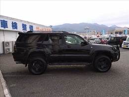 禁煙車☆4WD☆グリルガード☆リフトアップバネ☆イカリングヘッドライト☆LEDテール☆100V電源☆ナビ☆Bluetooth接続☆ETC☆革調シートカバー☆純正17AW☆ルーフレール☆走行8.4万km