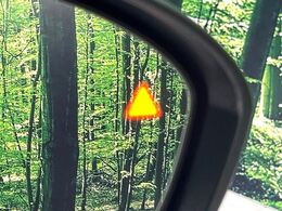 【後方車輛検知】走行中、ドアミラーの死角になりやすい箇所に後続車が接近するとサイドミラー付近に警告を表示、ドライバーに注意喚起をしてくれます。