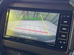 【バックカメラ】駐車時に後方がリアルタイム映像で確認できます。大型商業施設や立体駐車場での駐車時や、夜間のバック時に大活躍！運転スキルに関わらず、今や必須となった装備のひとつです！
