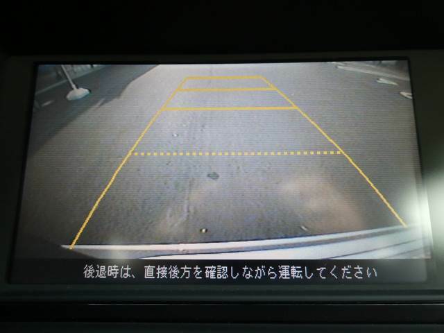 車の背後をディスプレイで確認できるバックカメラを搭載しております。駐車が苦手な方には嬉しい機能ですね♪もちろん目視での確認もお忘れなくですよ！