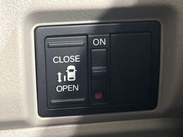 【パワースライドドア】スマートキーや運転席のスイッチでスライドドアの開閉が可能♪電動だから力を入れてドアを開ける必要が無く、小さいお子様でも、重い荷物を持っている時もラクに開け閉めできます♪