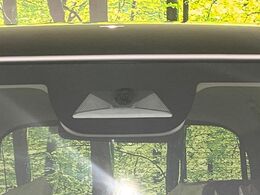 【ホンダセンシング】走行中に前方の車両等を認識し、衝突しそうな時は警報とブレーキで衝突回避と被害軽減をアシスト。より安全にドライブをお楽しみいただけます。