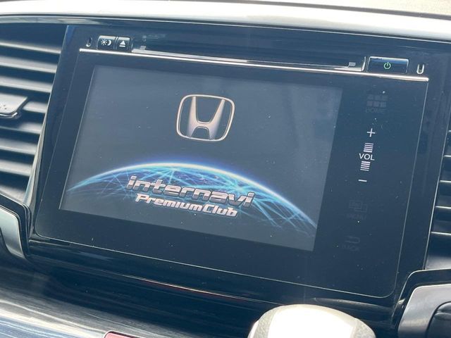 【メーカー純正ナビ】インテリアに溶け込むスタイリッシュな「専用設計」メーカーナビを装備♪視認性や操作性など基本性能にも優れ、より上質なカーライフをお楽しみいただけます。