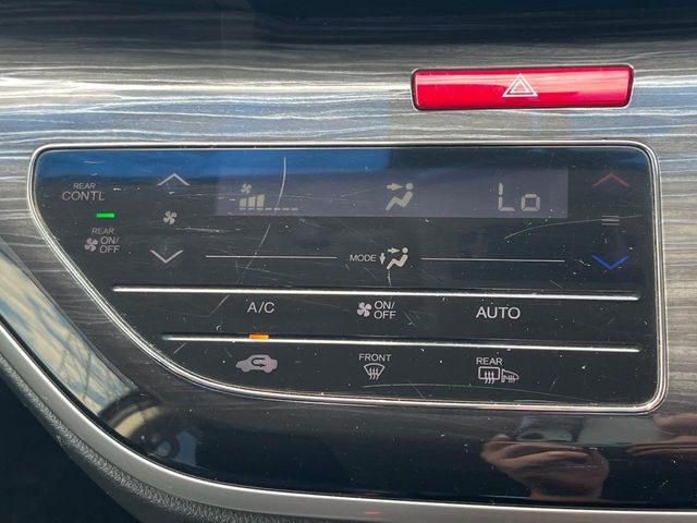 【オートエアコン】一度お好みの温度に設定すれば、車内の温度を検知し風量や温度を自動で調整。暑い…寒い…と何度もスイッチ操作をする必要はありません。快適な車内空間には必須の機能ですね♪