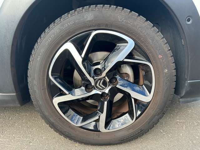 内装クリーニングも施しております。内装の綺麗なお車は気持ちが良くオススメさせていただく1つのポイントになっております。
