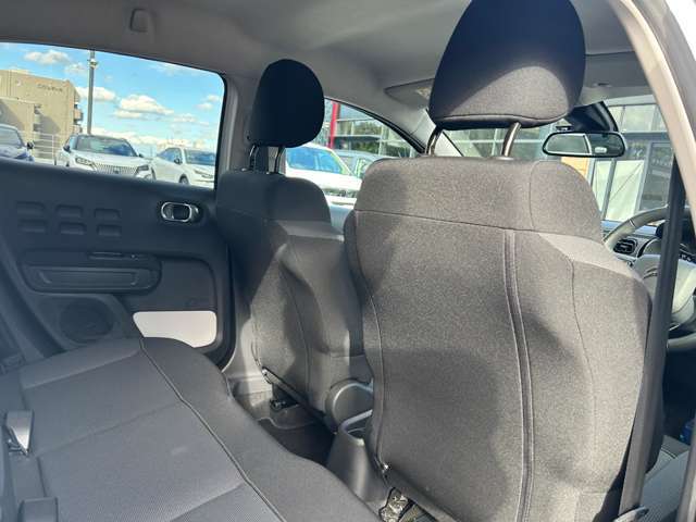 快適なショールームにて、お車選びのお手伝いから、ご購入後の整備待ちまで、ご対応致します。