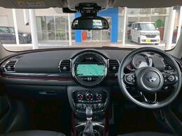 MINIならではのコックピット！！高級感があり、かつシンプルなデザインが飽きがこないとご好評いただいております。スイッチ一つ一つにも「こだわり」とセンスを感じます。