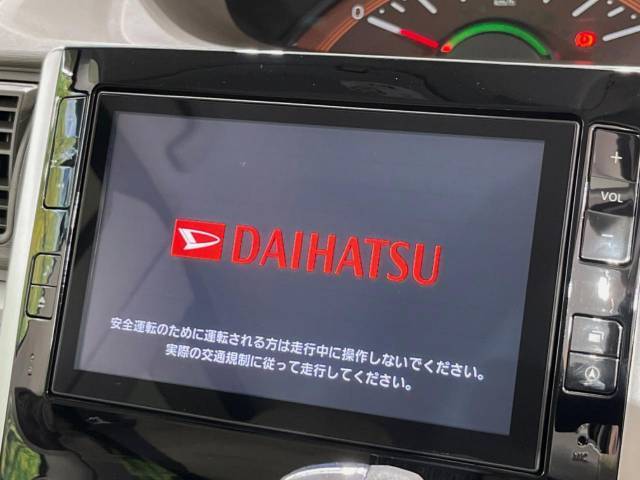 【純正ナビ】人気の純正ナビを装備しております。ナビの使いやすさはもちろん、オーディオ機能も充実！キャンプや旅行はもちろん、通勤や買い物など普段のドライブも楽しくなるはず♪