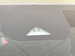 【インテリジェントエマージェンシーブレーキ】フロントカメラで前方の車両や歩行者を検知。衝突しそうな時は衝突被害軽減ブレーキが作動、衝突回避をサポート。より安全にドライブをお楽しみいただけます。