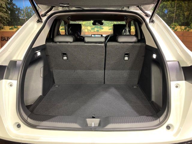 普段のお買い物や通勤、送迎等に十分な荷室スペースを確保しております。セカンドシートを倒すと、大きな荷物の積載も可能です♪