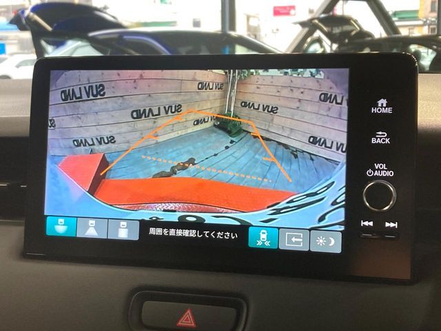 【バックカメラ】駐車時に後方がリアルタイム映像で確認できます。大型商業施設や立体駐車場での駐車時や、夜間のバック時に大活躍！運転スキルに関わらず、今や必須となった装備のひとつです！