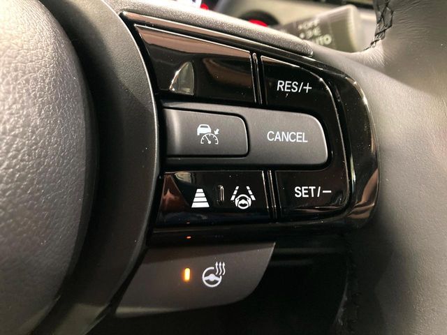 【アダプティブクルーズコントロール】高速道路での長距離走行が楽に！！自動で速度を保つクルーズコントロールが、衝突軽減システムと連携し、前方の車両を感知して車間を保つように速度調節してくれます！！