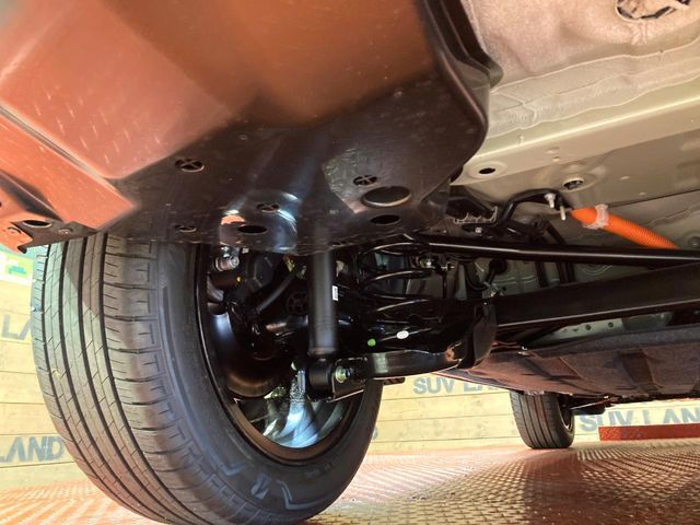 お車を安心してお乗りいただく為には、足回りの定期点検が欠かせません。サービスサポート（有償保証）では無料点検もご提供しており、安心のカーライフをお過ごしいただけるサポート体制が整っています。