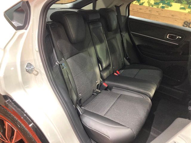 後部座席も気になるようなキズ・汚れやへたり等、大きなダメージはなく、良好な状態です。