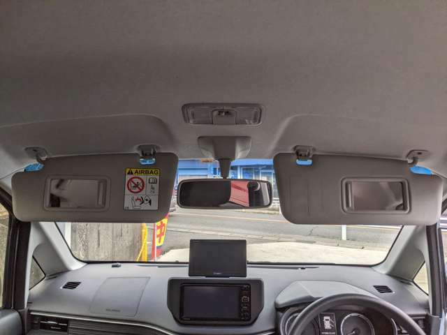 運転席と助手席のバイザーの裏には鏡が付いています。