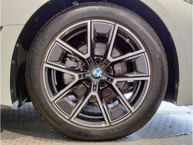 【BMWアロイホイル】軽量かつ強度に拘ったアロイホイル。走行性能ポテンシャルを引き出す設計。車の足元を引き締めてくれる大きなポイントはアロイホイルです。