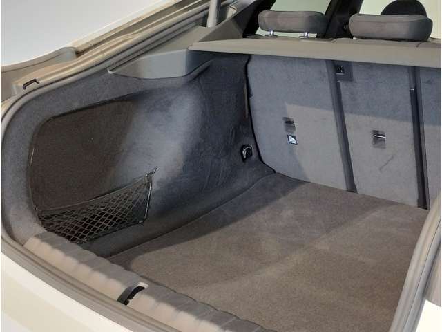 【トランクルーム】十分な容量を確保したトランクルーム。環境へ配慮したスペアタイヤ非搭載のBMW。その分、トランクスペースを有効活用できる様にしてあります。