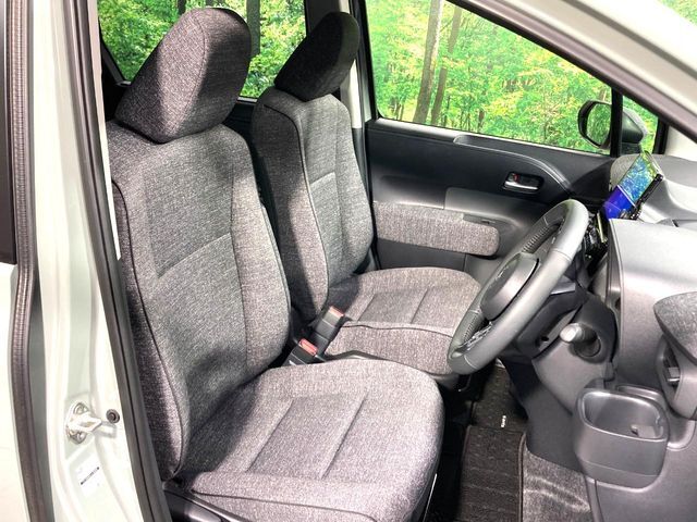 運転席シート廻りは使用感も少なく、良好な状態となっています。前オーナー様が丁寧に使っていたことがよくわかりますね。