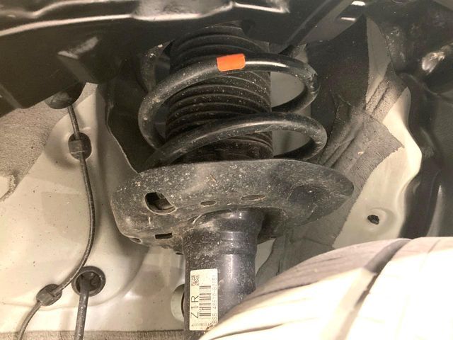 お車を安心してお乗りいただく為には、足回りの定期点検が欠かせません。サービスサポート（有償保証）では無料点検もご提供しており、安心のカーライフをお過ごしいただけるサポート体制が整っています。