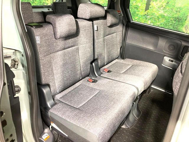 後部座席も気になるようなキズ・汚れやへたり等、大きなダメージはなく、良好な状態です。