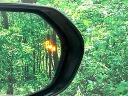 【ブラインドスポットモニター】走行中、ドアミラーの死角になりやすい箇所に後続車が接近するとサイドミラーのレンズに警告を表示！ドライバーに注意喚起をしてくれます。