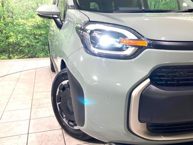 【LEDヘッドライト】悪天候や夜間走行時も良好な視界を確保し安心して運転できる高輝度LEDヘッドライトを装備！点灯速度が早く、消費電力も抑えられています。