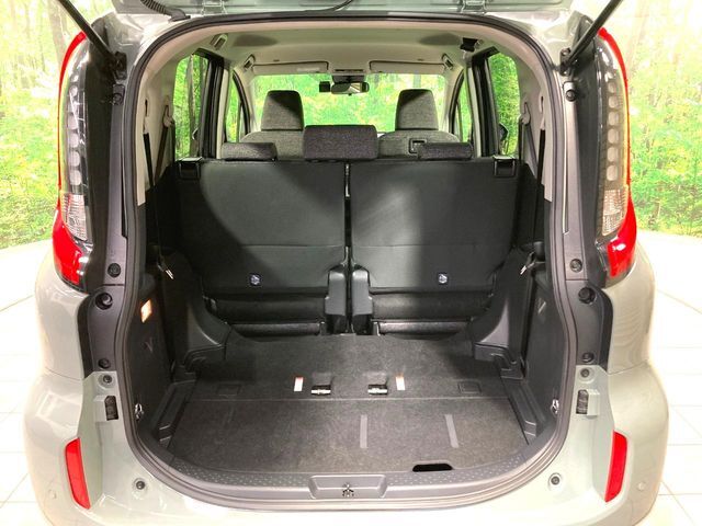 後席を格納すると、これだけの広さが！シーンに合わせたシートアレンジで、大きな荷物も積むことが出来ます♪