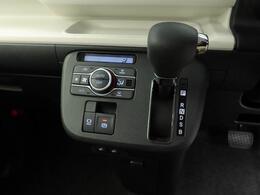 指先だけで操作ができる「電動パーキングブレーキ」搭載。オートモードの場合、シフトを「P」レンジにすると自動でパーキングブレーキが作動します。またアクセルを踏むと自動解除される為、発進がスムーズです。