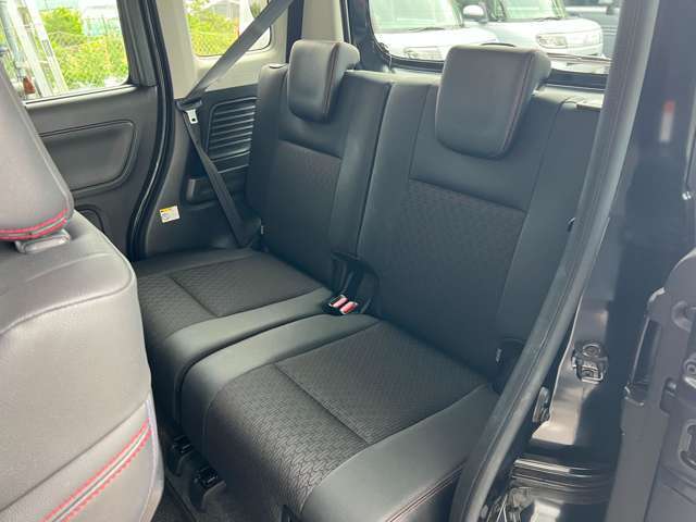 後部座席も当然キレイで清潔に仕上げております。内装のキレイなお車は気持ちが良いですし、コンディションの良い車が多いです。以前のユーザーが丁寧に使っていた証拠です。
