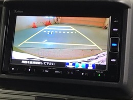 リバースギアに入れるだけで後方の表示へ切り替わります。夜間や雨の日の駐車も楽になりますよ。