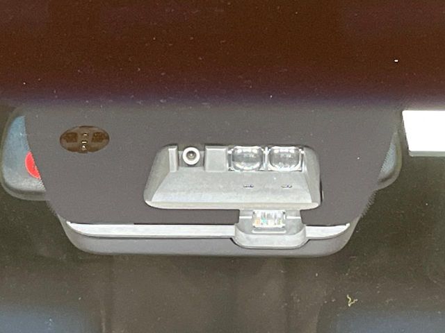 【三菱e-Assist】走行中に前方の車両等を認識し、衝突しそうな時は警報とブレーキで衝突回避と被害軽減をアシスト。より安全にドライブをお楽しみいただけます。