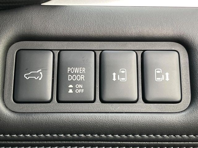 【両側パワースライドドア】スマートキーや運転席のスイッチで後席両側スライドドアの開閉が可能♪電動だから力を入れてドアを開ける必要が無く、小さなお子様でも簡単に開け閉めでき快適です♪