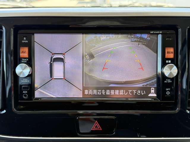 【全方位カメラ】クルマを真上から見下ろしているかのような映像によって、車庫入れや縦列駐車などの駐車時に、自車と駐車位置の関係をひと目で確認でき、スムースな駐車をサポート！