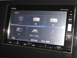 ナビゲーションはギャザズメモリーナビ（VXM-175VFi）を装着しております。AM、FM、CD、DVD再生、Bluetooth、音楽録音再生、フルセグTVがご使用いただけます。