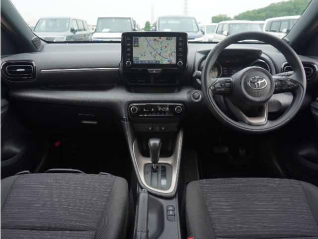 視界広々で非常に運転しやすくロングドライブでも疲れを感じさせないすっきりとまとまったインパネ周りです。