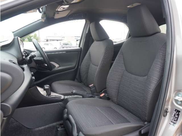 運転席の高さは調整できます。高い位置に合わせておけば、小柄な方でもより安心して運転していただけます。