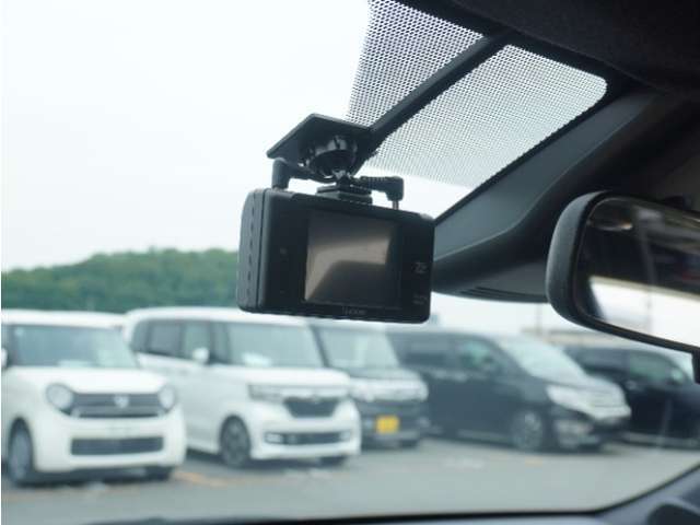 ◆ドライブレコーダー◆映像・音声などを記録する自動車用の装置です。　もしもの事故の際の記録はもちろん、旅行の際の思い出としてドライブの映像を楽しむことができます。