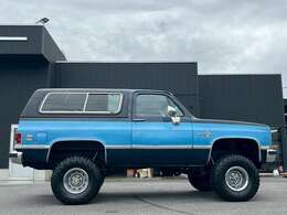 当社は在庫台数が多い為、3箇所の保管場所に分けてお車を保管しております。ご商談をおこなう際は、保管場所から店舗にお車を移動させる必要があるので【　予約制　】でのご対応とさせていただきます。