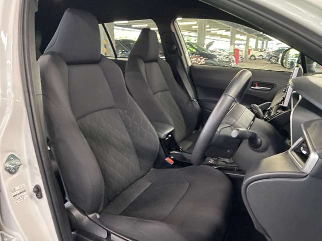 運転席の画像です。充分なスペースがあり、ゆったりした状態で運転していただけます♪