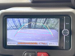 【バックカメラ】駐車時に後方がリアルタイム映像で確認できます。大型商業施設や立体駐車場での駐車時や、夜間のバック時に大活躍！運転スキルに関わらず、今や必須となった装備のひとつです！